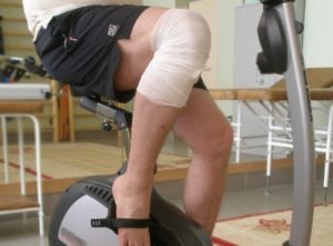 Реабилитация после эндопротезирования коленного сустава в Москве, восстановление после операции по замене колена: ЛФК, физиотерапия, массаж