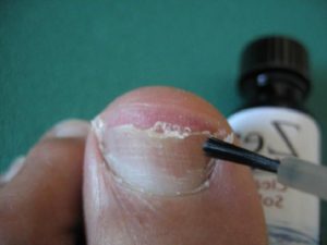 Обработка ногтевой пластины кисточкой