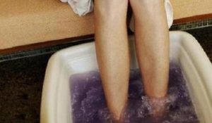 Промывание ног в растворе марганцовки