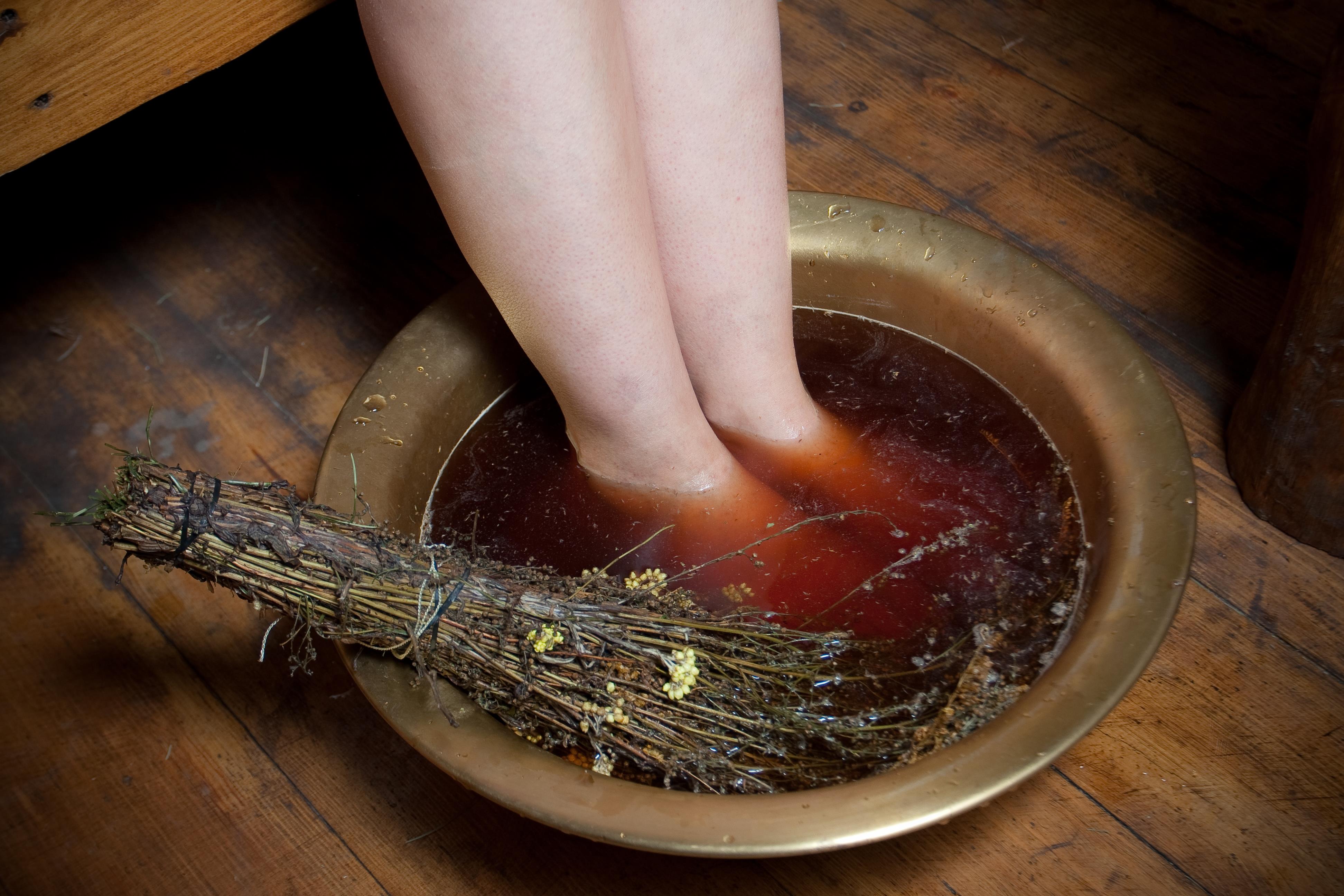 Народное лечение трещин. Ноги в тазике с травами. Травяные ванночки для ног.