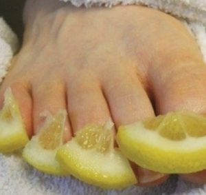 Кусочки лимона на ногтях