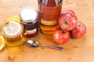 Яблочный уксус и мед для компрессов