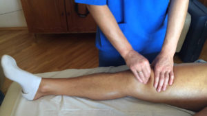 Массаж колена для лечения бурсита