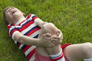 Ребенок жалуется на боль в коленке после ангины