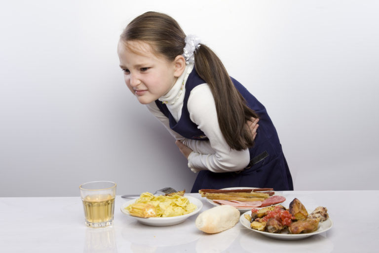Тошнота отсутствие аппетита боль в животе. Питание детей. Неправильное питание детей. Пищевое отравление у ребенка. Еда для детей.