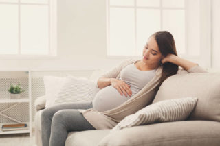 На каком сроке беременности начинает болеть и увеличиваться грудь