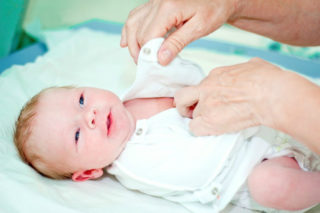 Почему набухли молочные железы у новорожденной девочки?