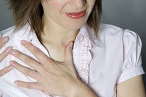 Что может болеть в правом боку над грудью