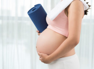 На каком сроке беременности начинает болеть и увеличиваться грудь