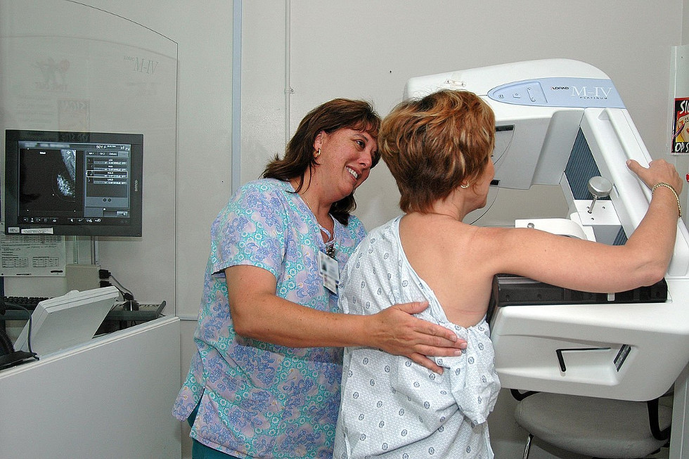 До скольки лет делают маммографию. С какого возраста делают маммографию? Патологии молочных желез