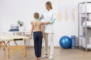 Как избавиться от горба на спине: массаж, специальный комплекс упражнений, регулярные занятия, показания и противопоказания