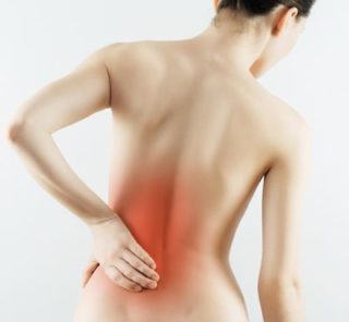 Почему болит низ спины у женщин слева