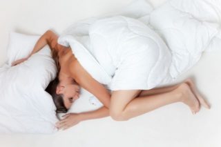 Как правильно спать для поясницы