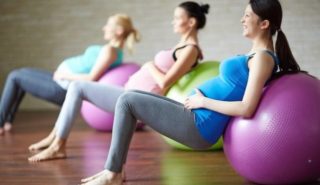 Почему болит поясница при беременности в первом триместре
