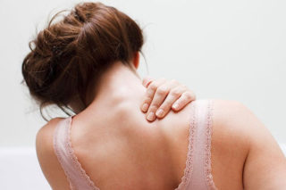 Причины болей в спине над лопаткой