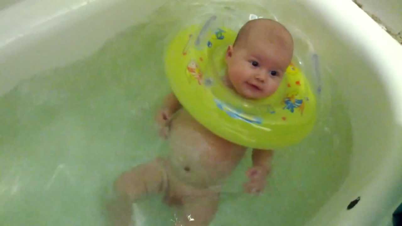 Само купание. Купание новорожденного с кругом. Купание малыша в 3 месяца. Детская ванночка для купания прозрачная. Купание ребенка в ванночке с кругом.