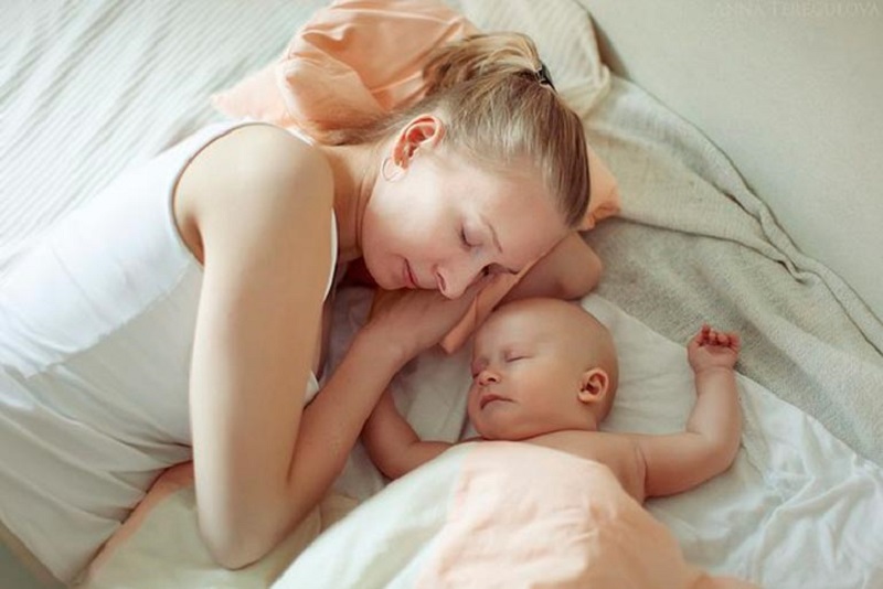Целую маму спящую. Малыш и мама. Спящий малыш и мама. Мама с младенцем. Совместный сон с ребенком.