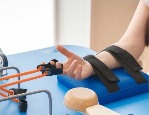 Реабилитация кисти после операции. Реабилитация кисти. Стол для реабилитации рук. Тренажер для руки после инсульта. Тренажер для разработки руки после перелома.