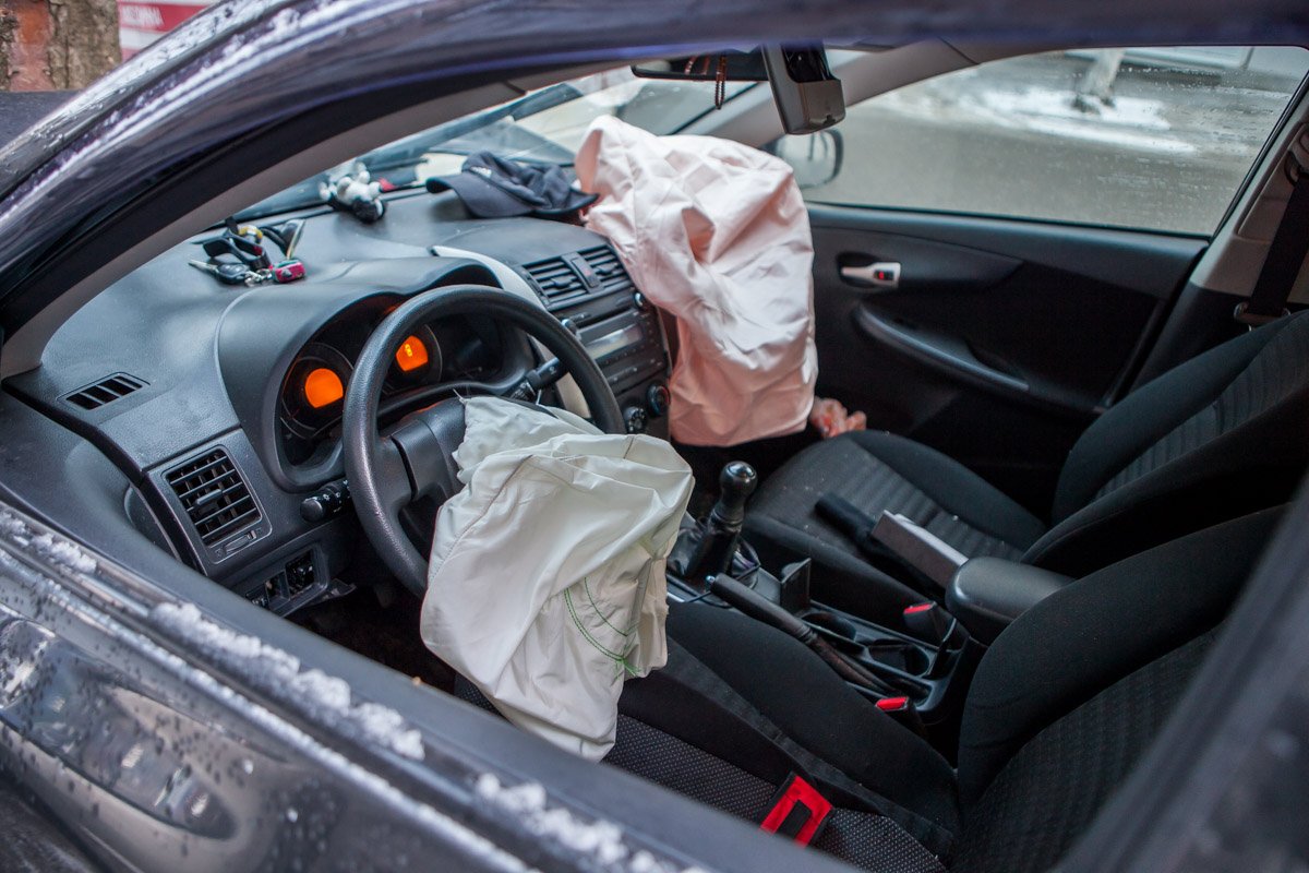 Подушка безопасности авария. Подушка безопасности. Подушка безопасности в машине. Сработала подушка безопасности. Подушка безопасности при аварии.